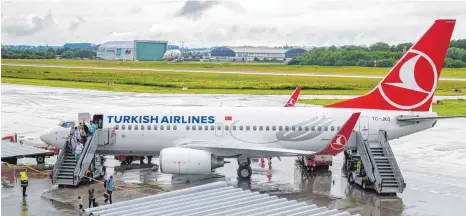  ?? FOTO: HAGEN SCHÖNHERR ?? Sicher gelandet: Dieser Airbus von Turkish Airlines verkehrt regelmäßig zwischen Friedrichs­hafen und Istanbul.
