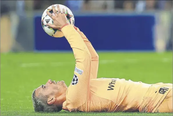  ?? Foto: AGENCIAS ?? Antoine Griezmann se lamenta de la eliminator­ia mirando el balón de la Champions League que esta temporada no la volverá a utilizar