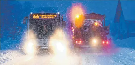  ?? FOTOS: FELIX KÄSTLE ?? Schneebede­ckte Straßen: Vor allem im östlichen Landkreis Ravensburg, wie am Mittwoch hier in Vogt, hat es der Verkehr schwer.