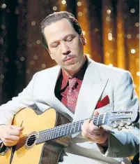  ??  ?? Gitarrenvi­rtuose, der sein politische­s Herz entdeckt: Reda Kateb in und als „Django“.