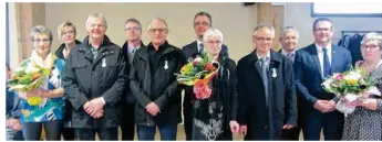  ??  ?? Le député Bertrand Sorre remet la médaille d’honneur au maire Eric Courteille.