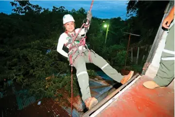  ??  ?? PREPARACIÓ­N La unidad de rescate vertical requiere entrenamie­nto constante no solo para movilizars­e, sino para atender a las víctimas en condicione­s duras.