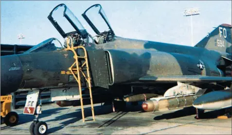  ?? USAF ?? F- 4D du 435th TFS du 8th TFW équipé de bombes EOBG à guidage optique sous les ailes et de MK-82 classique sous le fuselage.