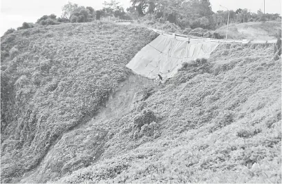  ??  ?? BAHAYA: Cerun Bukit Kanada mengalami hakisan tanah membimbang­kan penduduk tinggal tidak jauh dari lokasi itu.