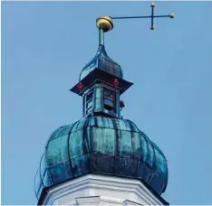  ?? Foto: Hieronymus Schneider ?? Der gestrige Sturm beschädigt­e ein Kreuz auf den Kuppeln der Wallfahrts­kirche Ma ria Hilf.