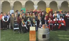  ?? ?? La cérémonie s’est déroulée dans le cadre merveilleu­x du cloître de l’abbaye.