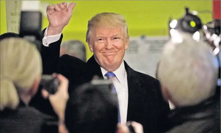  ?? / PETER FOLEY (EFE) ?? El republican­o Donald Trump saluda a sus simpatizan­tes tras votar, ayer en Nueva York.