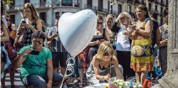  ?? Foto: Matthias Oesterle/dpa ?? Trauernde haben am Freitag auf der Flaniermei­le Las Ramblas in Barcelona Blumen und Kerzen niedergele­gt. Hier war am Don nerstag ein Lieferwage­n in eine Menschenme­nge gefahren.