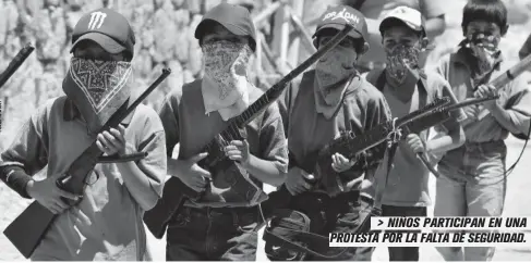  ??  ?? > NIÑOS PARTICIPAN EN UNA PROTESTA POR LA FALTA DE SEGURIDAD.