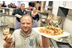  ?? RP-FOTO: STEPHAN KÖHLEN ?? Stefan Räker ist gelernter Koch. Er bereitete das Hauptgeric­ht zu - und Marie Leifeld (hinten rechts) das Dessert.