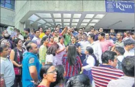  ?? SUNIL GHOSH /HT ?? Parents protest outside Ryan Internatio­nal school in Noida’s Sector 39 on Monday.