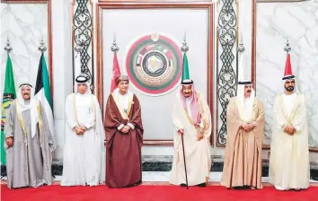  ??  ?? Shaikh Mohammad with King Salman, Shaikh Sabah, Hamad Bin Eisa, Fahd Bin Mahmoud Al Saeed and Sultan Al Muraikhi during the summit. WAM