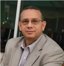  ?? FUENTE EXTERNA ?? ↑ José Acosta, novelista y poeta, es también un periodista de dilatado ejercicio profesiona­l.