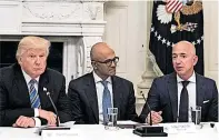  ?? [ AFP ] ?? US-Präsident Donald Trump, Microsoft-Chef Satya Nadella und Amazon-Boss Jeff Bezos (v.l.n.r.)