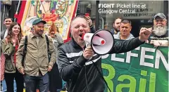  ?? ?? FIGHT Picket line at Glasgow Central