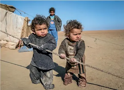  ?? PHOTO: REUTERS ?? As peace talks go on in Kazakhstan, internally displaced Syrian children wait in Ras al-ain province, Syria.