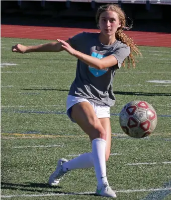  ?? STUART cAHiLL / HeRALD sTAff ?? AIMING HIGH: Dedham senior Abbey Finn shoots during practice on Wednesday.