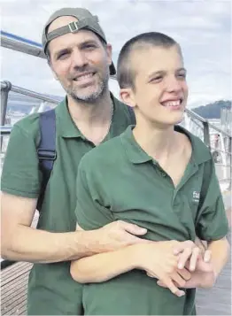  ?? El Periódico ?? Álvaro Villanueva, presidente de la Fundación AVA, junto a su hijo.