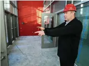  ?? MARSHALL GORBY / STAFF ?? Superinten­dent Michael Sander talks about the new secure entryway into the new Franklin High School located on East Sixth Street.