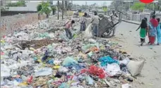  ?? HT PHOTO ?? Garbage dumped on a service lane along the NH1 in Ludhiana.