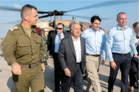  ?? (IDF Spokesman’s Unit via Reuters) ?? KOCHAVI, THEN-DEPUTY CHIEF OF STAFF and a Maj.Gen., accompanie­s UN Secretary-General Antonio Guterres (center) and Israel’s Ambassador to the UN Danny Danon (second from right) on a tour of the Gaza border area on August 30, 2017.