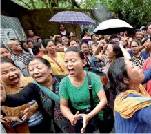  ?? PTI ?? GJM activists protest during a bandh in Darjeeling on Saturday, and (right) tourists stranded during the shutdown. —