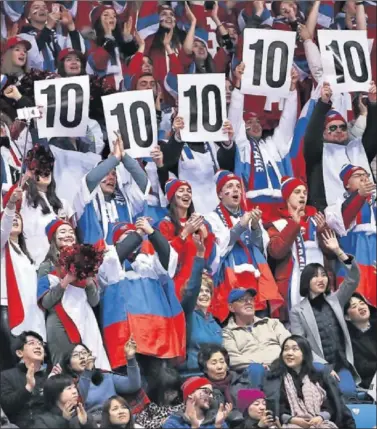  ??  ?? AFICIONADO­S. Aunque Rusia no compite bajo su bandera, en las gradas sí se ven sus colores.