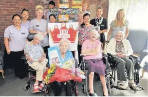  ?? CHRIS WHITEOOAK.
AN144022 ?? Cedar Lodge resident Olive Bush celebrates her 102nd birthday with staff and fellow residents at the Frimley Green care home.