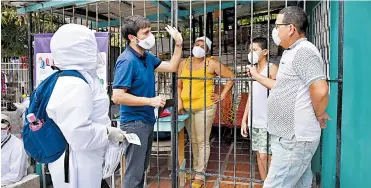  ?? ARCHIVO ?? El alcalde Jaime Pumarejo estuvo en uno de los barrios del sur para socializar las medidas contra el virus.