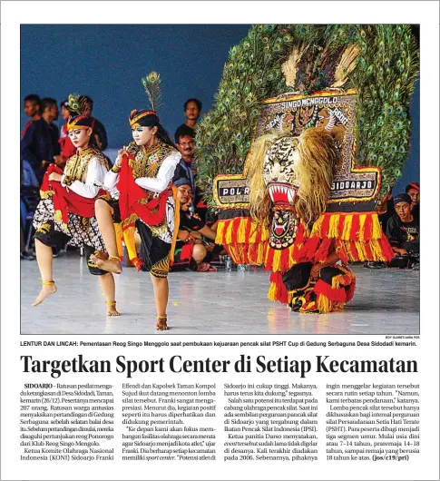  ?? BOY SLAMET/JAWA POS ?? LENTUR DAN LINCAH: Pementasan Reog Singo Menggolo saat pembukaan kejuaraan pencak silat PSHT Cup di Gedung Serbaguna Desa Sidodadi kemarin.