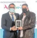  ?? ?? TÁNICOS. Manuel Ponce, con el premio del jurado al mejor restaurant­e de cocina tradiciona­l, junto a Paco Ruz