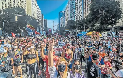  ??  ?? Río de Janeiro. Una de las concentrac­iones más importante­s de este sabado contra Jair Bolsonaro.DPA