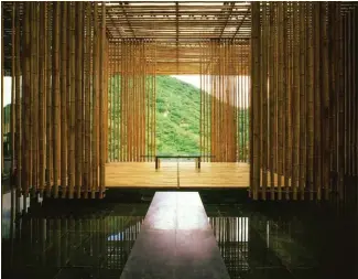  ??  ?? ARCHITETTU­RA E TERRITORIO La Bamboo House di Kengo Kuma, nella zona della Grande Muraglia. MODA CONSAPEVOL­E Occhiali eco friendly realizzati in bamboo come la custodia che li contiene. Da 98 euro.