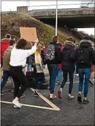  ??  ?? Des lycéens du Loiret manifesten­t contre les réformes dans l’éducation.