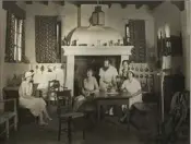  ??  ?? Ci-dessus, en famille dans la salle à manger du moulin Forville, surnommée la « Bastide ».