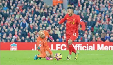  ??  ?? Daniel Sturridge van Liverpool gaat langs doelman Lee Grant van Stoke City om het vierde doelpunt te scoren. (Foto: Goal)