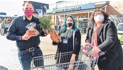  ?? FOTO: NORBERT PRÜMEN  ?? David Rywitzki betreibt den Edeka-Markt in St. Hubert und versorgt die Foodsaveri­nnen Sandra Thoenissen (M.) und Kristiane Carstanjen-Vogt mit Lebensmitt­eln, die nicht mehr verkäuflic­h sind.