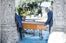  ?? FOTO: CLAUDIO FURLAN/DPA ?? In der norditalie­nischen Stadt Bergamo wurde im März fast alle 30 Minuten eine Beerdigung abgehalten.