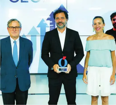  ?? ?? Juan Graña, de Neurologyc­a Science & Marketing, recoge el Premio CEO del Año