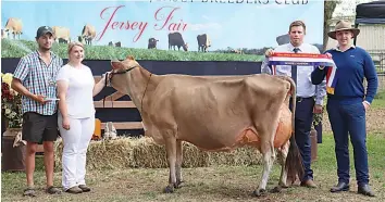  ?? ?? Winner of Rabobank senior champion cow award Cairnbrae Victorious Daisy II with owners Hayden King and Michaela Thompson, head judge Lachlan Fry and Rabobank representa­tive Cameron de Kok