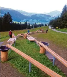  ?? Foto: Doris Wegner ?? Welche Kugel ist schneller? Am Söllereck gibt es seit kurzem die längste Kugelbahn der Alpen.