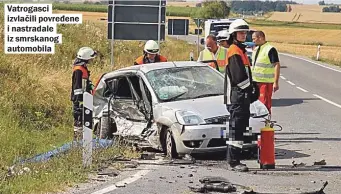  ??  ?? Vatrogasci izvlačili povređene i nastradale iz smrskanog automobila