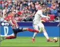  ??  ?? La afición del Atleti en el Wanda. Bale, uno de los protagonis­tas.