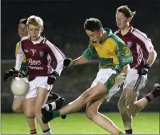  ??  ?? Ben Martin (HWH-Bunclody) drives the ball away from St. Martin’s duo Conor King and Chris Ryan.