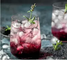  ??  ?? The blackberry cordial recipe can be easily adapted for other fruit.