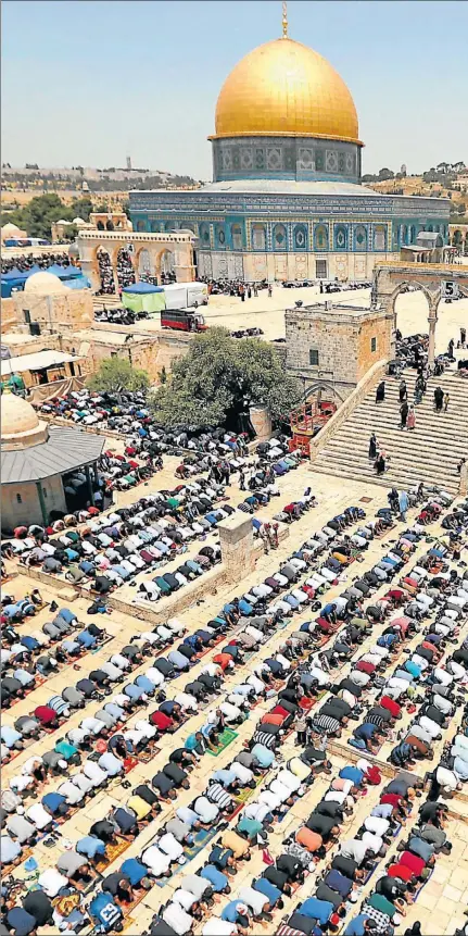  ?? FOTOS: AFP / AP ?? JERUSALEN. La Explanada de las Mezquitas es el tercer lugar sagrado para el islam, luego de La Meca y Medina.