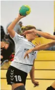  ?? Foto: Andreas Lode ?? Nicht zu bremsen sind derzeit Florentina Hecht und die Handballer­innen des TSV Meitingen, die am Samstag den VSC Donauwörth zum absoluten Spitzenspi­el erwarten.