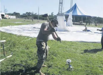  ?? DENNIS A. JONES ?? Ayer se iniciaban los trabajos para levantar campamento­s con carpas alquiladas a empresas privadas que no fueron detalladas.