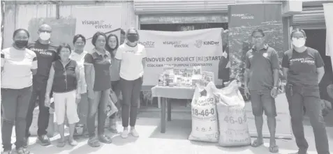  ?? CONTRIBUTE­D PHOTO ?? Members of the Cobcawa Multipurpo­se Cooperativ­e, headed by its Chairperso­n, Eliseo Cantano (2nd from right), receive farm inputs from Visayan Electric and Aboitiz Foundation.