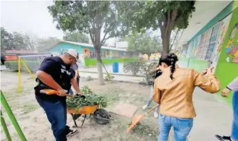  ?? SOFY RAMÍREZ ?? Realizan limpieza en escuelas de Gómez Palacio